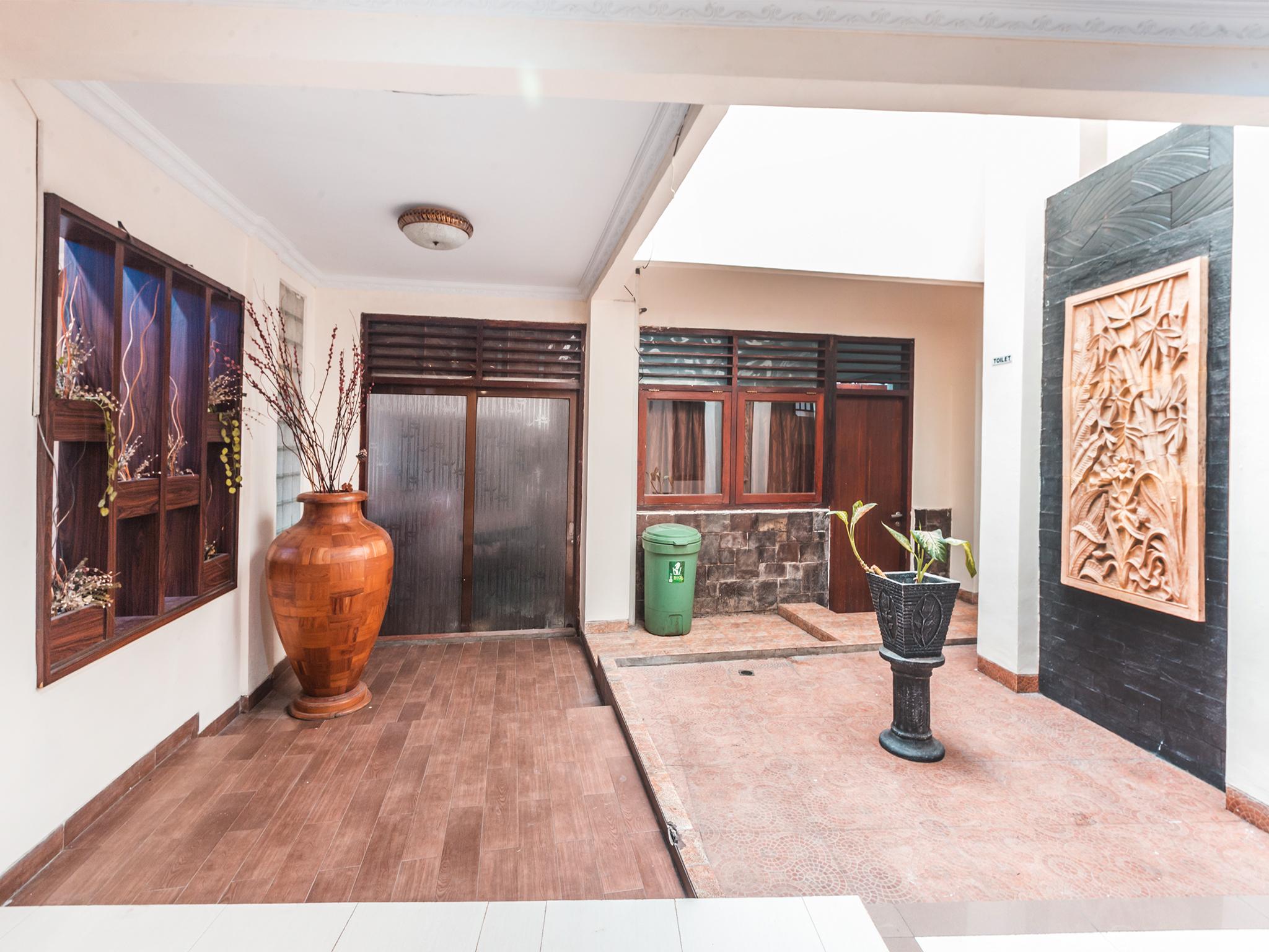 Oyo 1667 Wisma Lux Barkah Jakarta Exterior photo